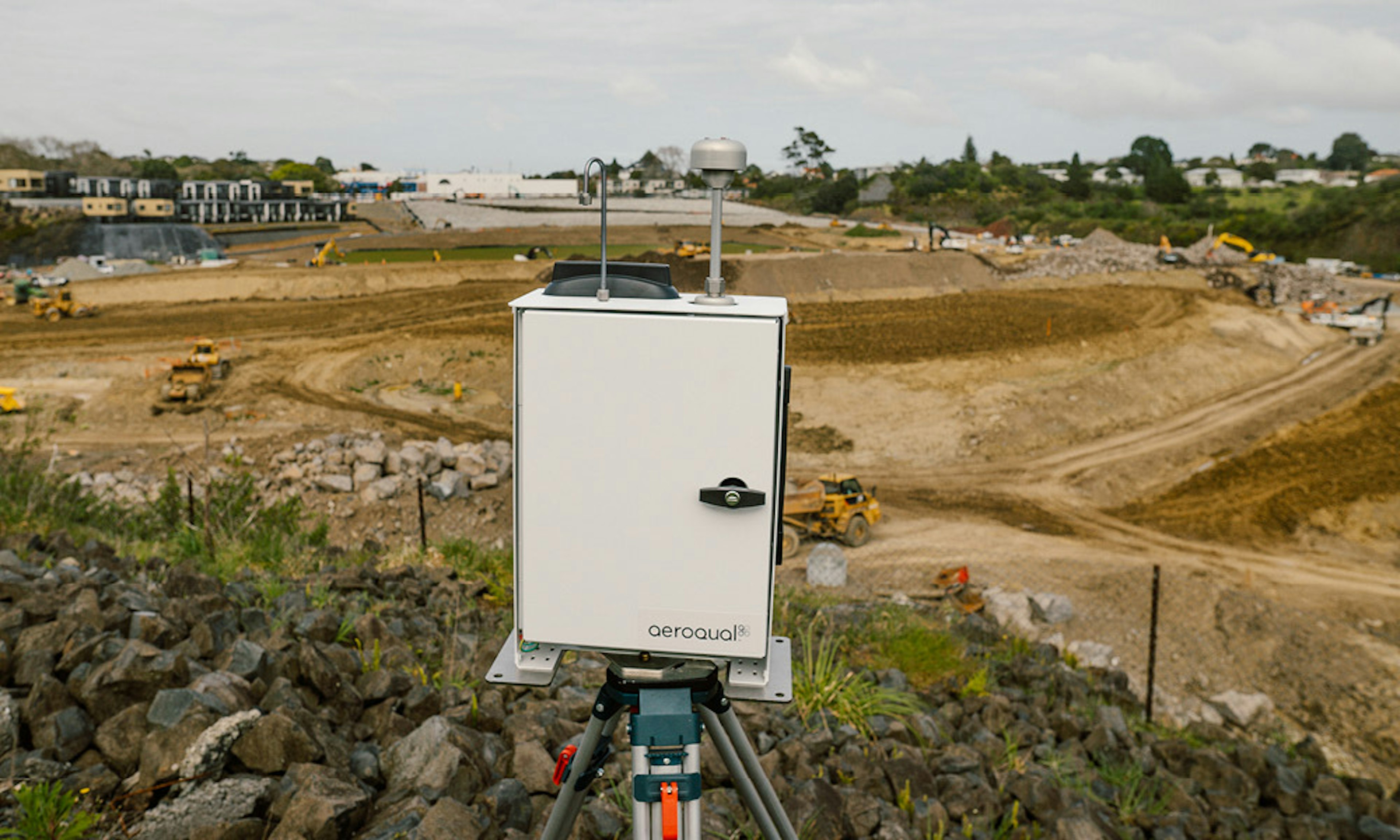 Four Aeroqual AQS monitors with Cloud software and wind were used for real-time alerts and apportioned site contributions.