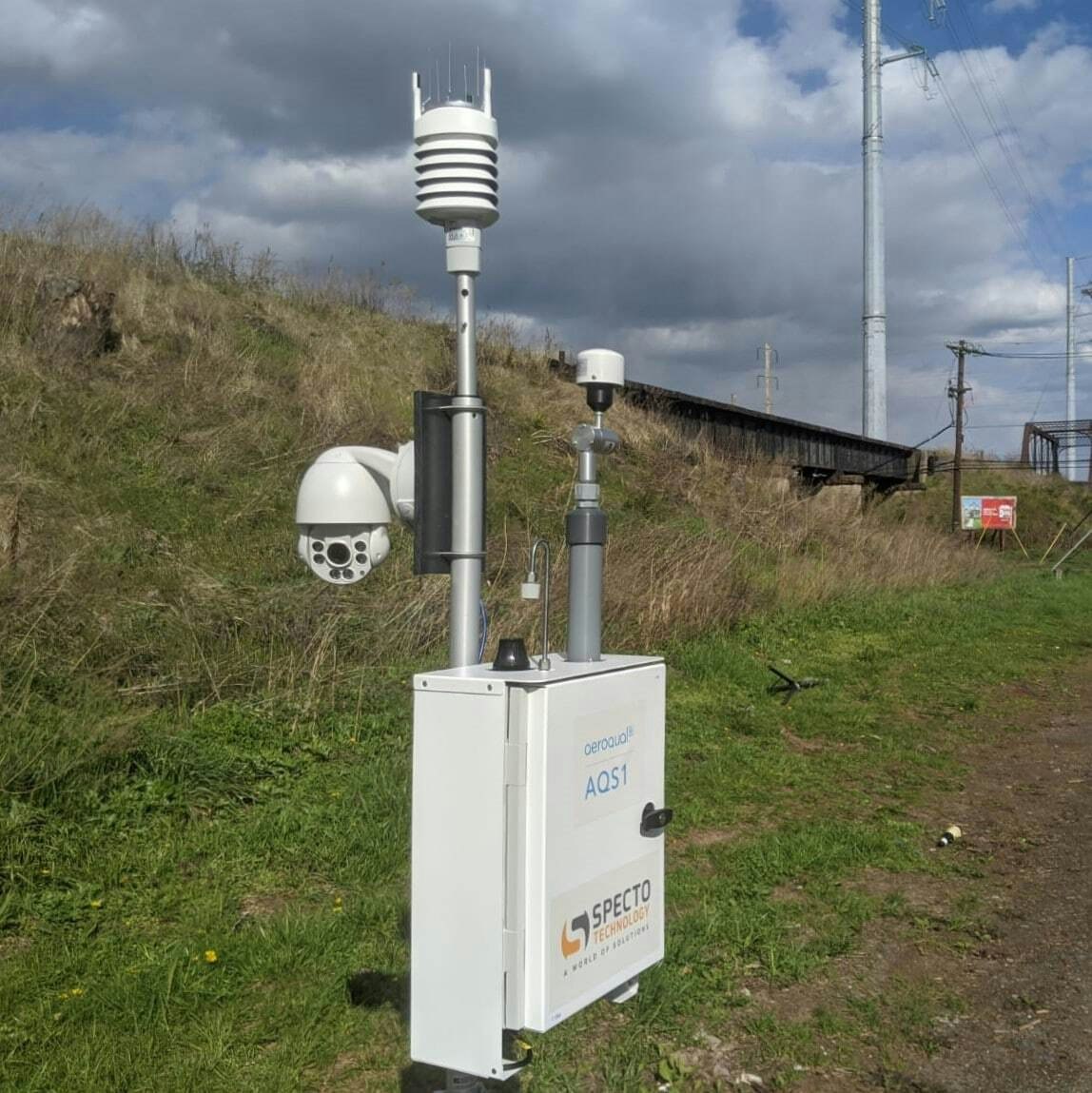 Aeroqual AQS1 at a site in New York fitted with a surveillance camera used for remote confirmation of air quality exceedances, round-the-clock security, and to help manage social distancing during the COVID-19 pandemic. Photo Specto Technology