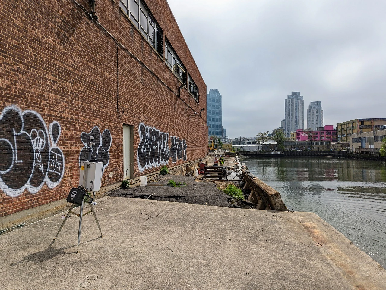 Perimeter monitoring during a waterfront stabilization project in Queens