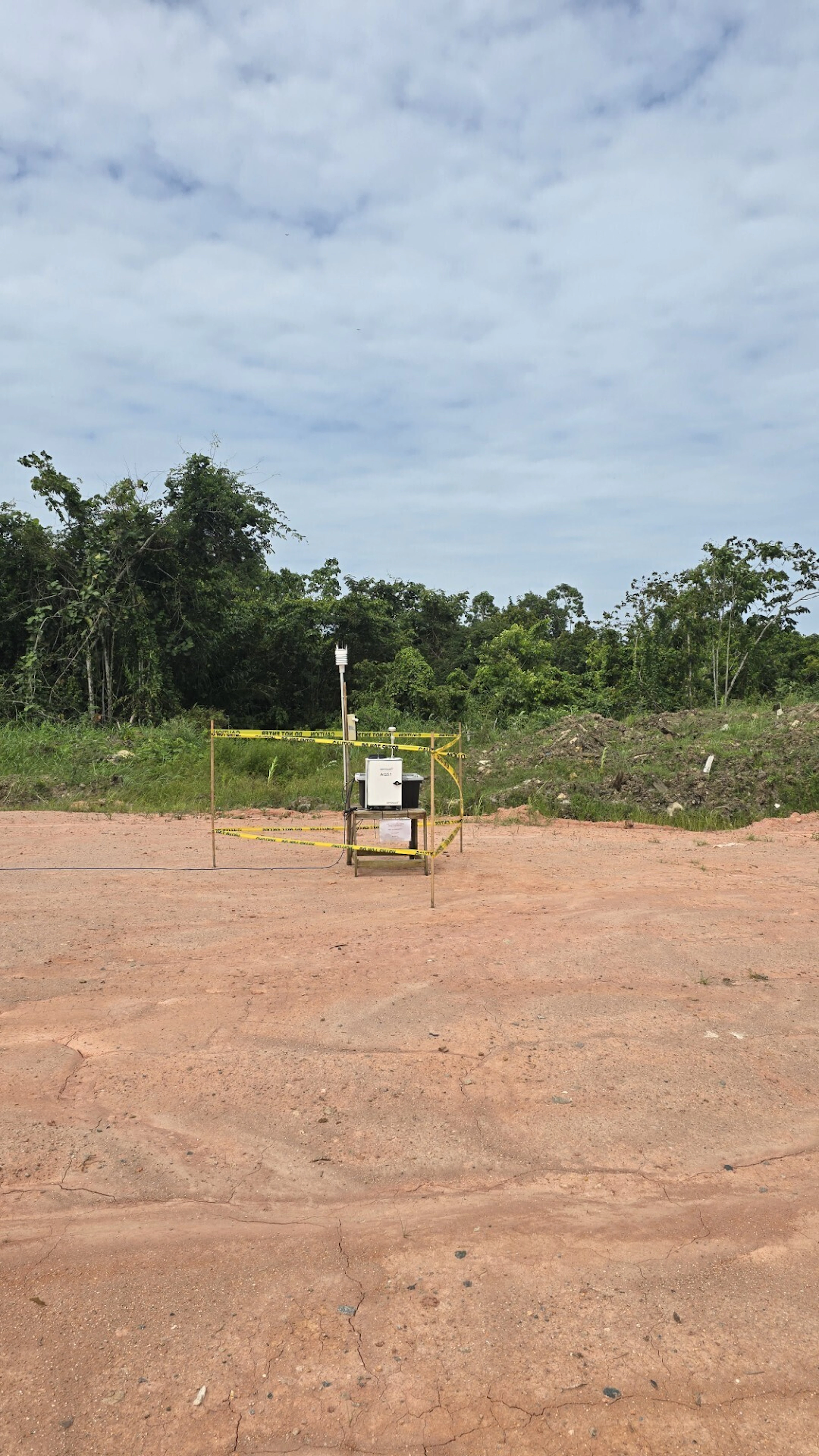 ILACO installed an Aeroqual AQS-1 2575 dust profiler equipped with a Vaisala WXT530 weather station at the construction site of the waste treatment plant. Continuous measurements of particulate matter (PM), sulphur dioxide (SO₂), nitrogen dioxide (NO₂), and ozone (O₃) were conducted during the dry season between 18 and 26 September 2026. The monitoring instrument was rotated between three locations, with measurements conducted for approximately five days at each location. Land use in the surrounding area is predominantly residential, with commercial activities interspersed throughout.